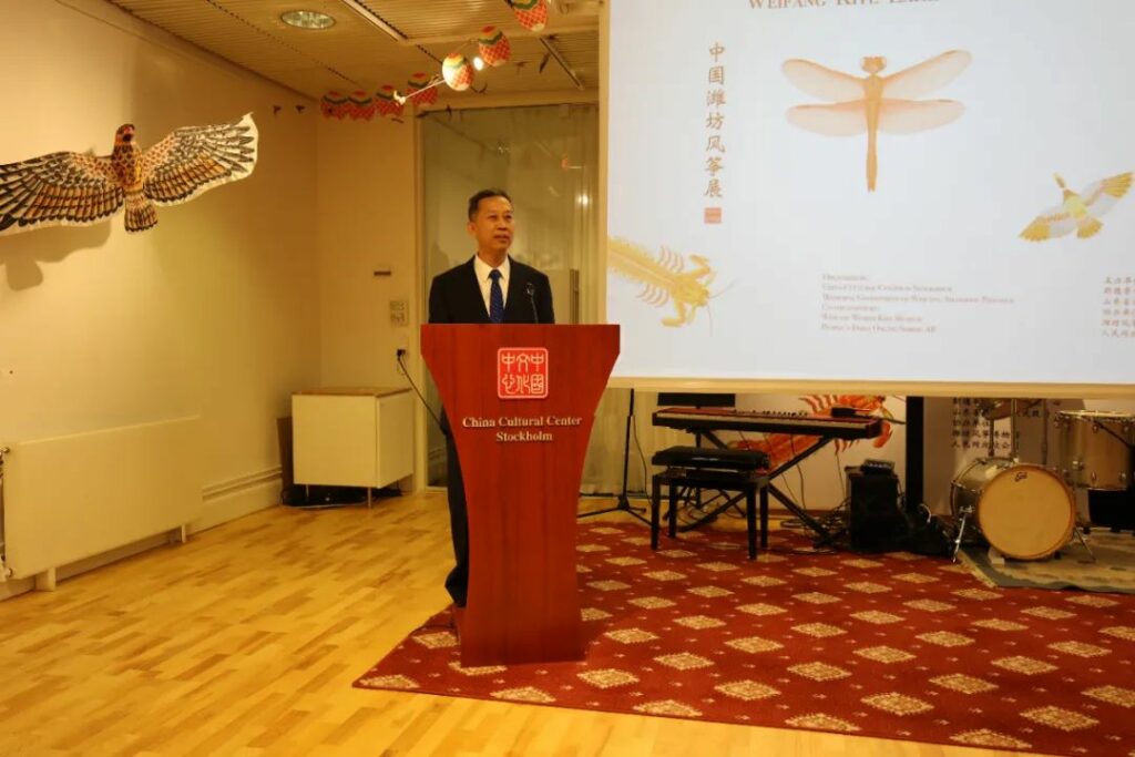 崔爱民大使出席《中国潍坊风筝展》和《美好福建图片展》开幕式